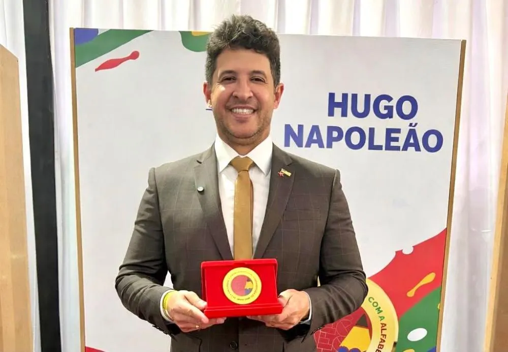 Hugo Napoleão se destaca no Piauí com avanços históricos na educação